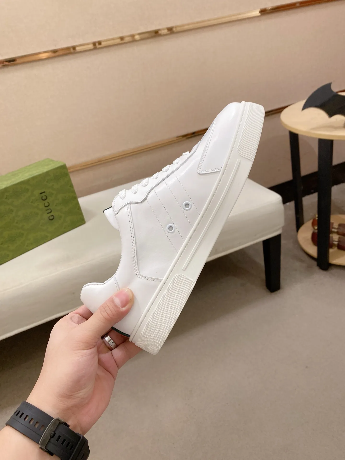 Factory price: 460💰 (GUCCI) The latest model from the official website 🎁🎁Casual and fashionable men's shoes👟, hot style 💥The version is simple and elegant, exclusive for trendy men. Unique official website latest brand elements 👑Gucci original decoration, fashionable and generous, the fabric is original cowhide ✅sheepskin lining, the official website specifies wear-resistant casual outsole, the classic model is taken in kind at the counter🎬38-44 (45 is not returned or exchanged)